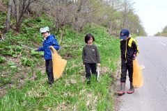 みんなで地域のごみ拾い　豊頃大津小児童がクリーン作戦 3