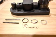 金属の棒（左）を熱し、形を変えていくことで指輪を手作りできる