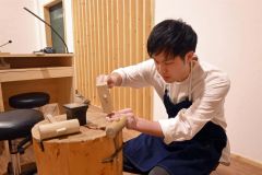 工房で作業する辻さん。熱した金属をたたいたりねじったりすることで好みの形の指輪を作っていく