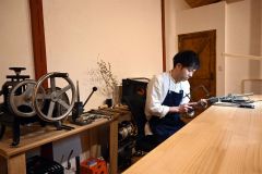 木材をふんだんに使用してぬくもりある工房「Ｒｉｎｎｅ」が完成した。作業に取り組む辻さん