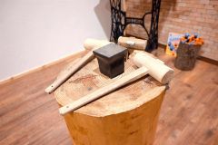 金属を木のハンマーでたたきながら指輪を形作っていく