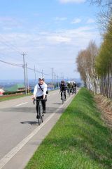 ガイドを務めた嶋中さんに続いて自転車を楽しむ参加者たち