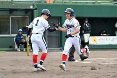 【準々決勝・帯大谷―帯三条】帯大谷は１回１死二塁で春木優弥が中前適時打を放ち、二走の斎藤琉希（右）が生還、次打者の小山内琉斗をタッチを交わす（須貝拓也撮影）
