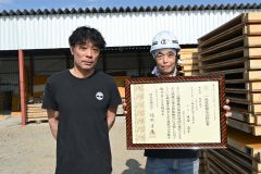 高西社長（左）と、管内の女性で初めて１級型枠施工技能士を取得した貝塚さん