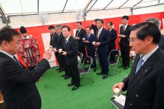 神事の後、牛乳で乾杯する参加者