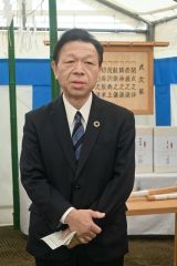 神事の後にあいさつする高橋理事長