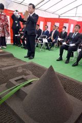 鍬入れに臨む高橋理事長