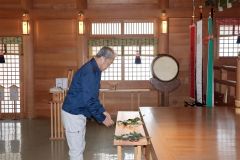 祭壇に玉串をささげる高橋社長