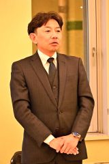 あいさつする上野庸
介会長