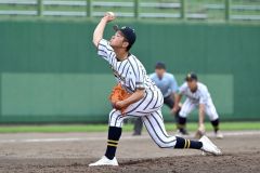 【準々決勝・白樺学園―足寄】白樺学園は９回２死から冨澤悠斗が登板し、無失点リレーを完成させた（須貝拓也撮影）