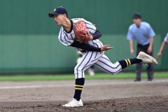 【準々決勝・白樺学園―足寄】白樺学園は９回、３番手投手として西田澄次がマウンドに上がった（須貝拓也撮影）