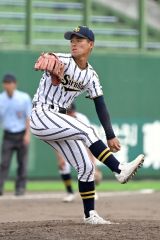 【準々決勝・白樺学園―足寄】白樺学園は２番手投手として左腕の神谷春空がマウンドに上がり、足寄打線の反撃を防いだ（須貝拓也撮影）