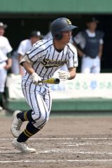 【準々決勝・白樺学園―足寄】白樺学園は２回２死二、三塁で川島陽琉が中前２点適時打を放つ。この回一挙４得点と猛打を爆発させた（須貝拓也撮影）