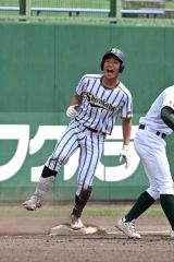 【準々決勝・白樺学園―足寄】白樺学園は２回２死二塁で上一颯が右越えの適時三塁打を放ち三塁で雄たけびを上げた（須貝拓也撮影）