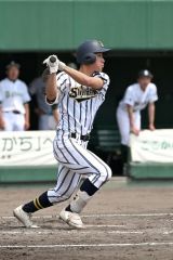 【準々決勝・白樺学園―足寄】白樺学園は２回２死二塁で上一颯が右越えの適時三塁打を放ち２－０とリードを広げた（須貝拓也撮影）