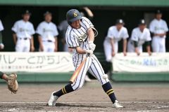 【準々決勝・白樺学園―足寄】白樺学園は２回２死三塁で福原和紗が右前適時打を放ち１－０と先制する（須貝拓也撮影）