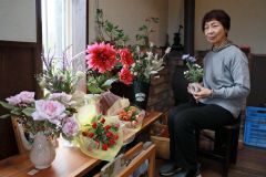 繊細で色鮮やかな作品の数々と小柴さん