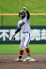 【準々決勝・帯大谷―帯三条】帯大谷は３回先頭の泉映甫が中越二塁打を放ち塁上でガッツポーズ（須貝拓也撮影）