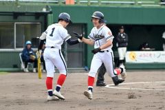 【準々決勝・帯大谷―帯三条】帯大谷は１回１死二塁で春木優弥が中前適時打を放ち、二走の斎藤琉希（右）が生還、次打者の小山内琉斗をタッチを交わす（須貝拓也撮影）