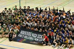 開幕した道高校女子バレーボールリーグに参戦している白樺学園など各校の選手たち