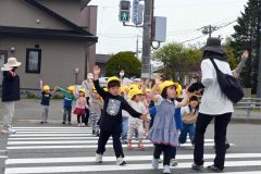 認定こども園たいきで「ハンドサインでストップ」学ぶ安全教室