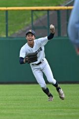 【準々決勝・帯南商―帯柏葉】延長１２回、帯南商の中堅を守る石塚大成がウイニングボールを捕球し、白球を高々と掲げる（須貝拓也撮影）