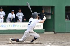【準々決勝・帯南商―帯柏葉】帯南商は延長１２回１死二、三塁で石塚正太郎が中前２点適時打を放ち７－４とリードを広げた（須貝拓也撮影）