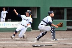 【準々決勝・帯南商―帯柏葉】帯南商は延長１２回１死一、二塁、岩原壘の右前適時打で二走の梶山倖太郎が本塁に生還し５－４とする（須貝拓也撮影）