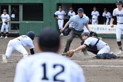 【準々決勝・帯南商―帯柏葉】帯柏葉は延長１１回２死一、二塁、池内太一の左前安打で二走の奈良優哉（左）が本塁を狙うが、帯南商の渡邉礼人捕手に阻止される（須貝拓也撮影）