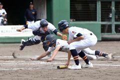 【準々決勝・帯南商―帯柏葉】帯南商は延長１０回２死一、二塁、櫻庭康成の左前安打で二走の石塚正太郎が本塁を狙うがタッチアウトとなる（須貝拓也撮影）