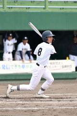 【準々決勝・帯南商―帯柏葉】帯柏葉は６回１死で清水陸叶が右翼線二塁打を放ち、同点への足がかりとする（須貝拓也撮影）