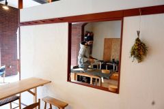 間仕切りとなる壁の窓からは白木さんが家具を製作する様子を眺められる