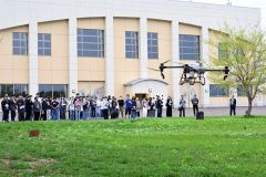 農作業用ドローンのフライトを見学する生徒ら