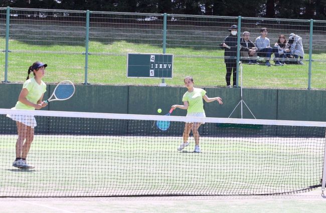 【写真】中川・河村組18歳以下複V 女子は三崎・宮本組 中川と三崎は2冠 道ジュニアテニス選手権道東ブロック予選