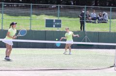 【女子１８歳以下複・決勝】正確なフォアハンドストロークを打つ帯大谷高の宮本陽稔（右）。三崎心愛とのペアは盤石なプレーを展開し、危なげなく優勝した