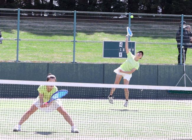 【写真】中川・河村組18歳以下複V 女子は三崎・宮本組 中川と三崎は2冠 道ジュニアテニス選手権道東ブロック予選