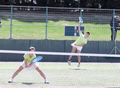 女子１８歳以下複優勝の三崎心愛・宮本陽稔組