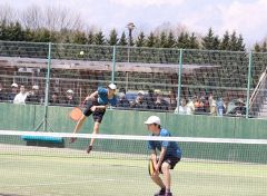 【男子１８歳以下複・決勝】力強いサーブを放つ帯緑陽高の中川旺亮（奥）。河村優亮のボレーも安定していた