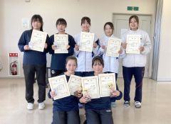 女子１８歳以下上位入賞の十勝関係選手。前列右が単複２冠の三崎心愛