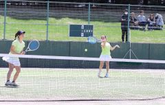 【女子１８歳以下複・決勝】正確なフォアハンドストロークを打つ帯大谷高の宮本陽稔（右）。三崎心愛とのペアは盤石なプレーを展開し、危なげなく優勝した