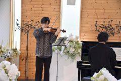 会場で演奏を披露した和光さん（左）と長尾さん