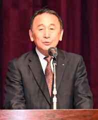 あいさつする鈴木組合長