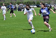 ドリブルでゴールへ攻め込む十勝ＦＳリトルガールズの齊藤理子（右）