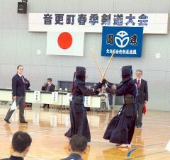 優勝を熱戦を繰り広げる出場剣士ら