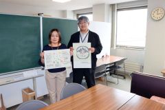教育支援センターふらっとをＰＲする（右から）板垣専門員と板垣梨絵主査
