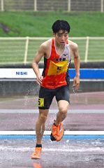 【男子３０００メートル障害】水濠で転倒した衝撃でシューズを破損しながらも力走する梅津雄飛（白樺学園）
