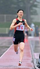 【中学女子８００メートル】他の選手を寄せ付けない走りでトップに立った人見仁菜（足寄）
