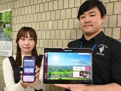 利用者の利便性を高めた町ホームページをＰＲする町ＤＸ検討委・情報発信グループのメンバー