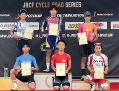 ツアー初参戦で３位表彰台に上った天羽隼翔（後列右、チーム提供）