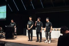 登壇したパワーチューブのメンバー。右が牛山選手(提供)